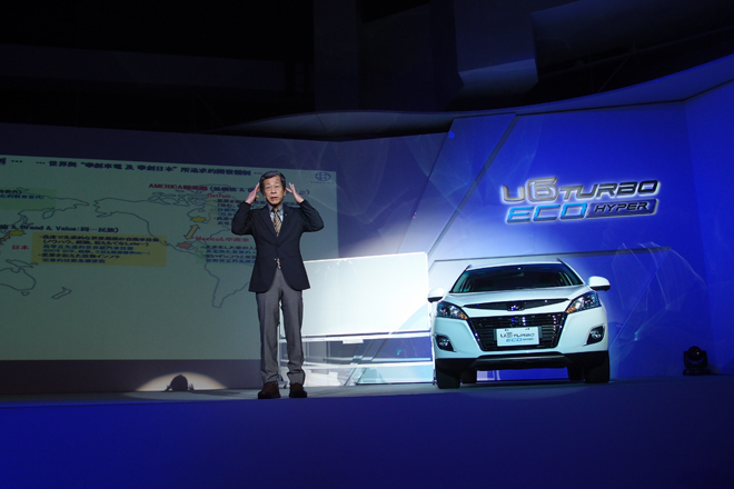 熱弁をふるう水野氏。壇上に「U6ターボ エコハイパー」も登場。