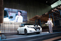 EV普及のネックはやはり価格。2代目「日産リーフ」の値段は、Cセグメントハッチバックでありながら324万3240円から472万9320円となっている。