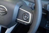 ステアリングホイールに備わる、アダプティブクルーズコントロールのコントローラーとパワースイッチ。後者は正確には「D assist切替ステアリングスイッチ」という名前で、「タントL」にオプションで、その他のモデルに標準で用意される。