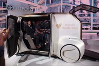 「トヨタe-Care」は、ヘルスチェックができるモビリティー。病院へと向かう道中、遠隔地にいる医師と会話し、診断を受けることを想定している。