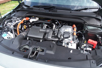 パワートレインは基本的に従来型を踏襲。エネルギーマネジメント制御を見直し、エンジン始動回数や停止頻度を従来型よりも大幅に低減しているという。