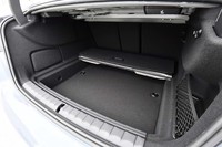 荷室の容量は5人乗車時で430リッター。フロアの下にも予備の収納スペースが確保される。