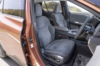 シート表皮はウルトラスエードで、カラーは試乗車の「オラージュ」のほか「ヘーゼル」と「グレースケール」もある。前席の膝前には遠赤外線ふく射ヒーターが標準装備。