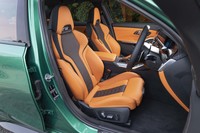 Mスポーツシートにはヒーターとベンチレーターが標準装備される。ヘッドレストの基部には「M3」バッジが備わっている。