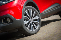 タイヤサイズは225/45R19。ツートンカラーのアロイホイールが組み合わされる。