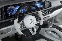 ウッドがぜいたくに使われたステアリングホイール。センターパッドにはスリーポインテッドスターが、センタースポークには「MAYBACH」ロゴがあしらわれる。