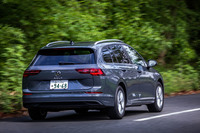 今回の試乗車は、「ドルフィングレーメタリック」と呼ばれる外装色をまとっていた。これを含め「ゴルフヴァリアント」では全6色からボディーカラーが選択できる。