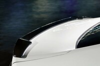「アコードe:HEVスポーツライン」のトランクスポイラー。「ベルリナブラック」カラーで塗装されている。