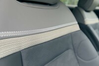 シートの背もたれにはシトロエンのエンブレム「ダブルシェブロン」をかたどったステッチが施される。