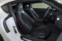 シートはヘッドレストに加えられた「GR」ロゴが新しい。表皮全体はアルカンターラと本革で仕立てられる。