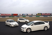 「シビック タイプR」は、2代目(中央・奥)で生産拠点が英国に変更。4ドアセダンとなった3代目(右手前)で、再び日本での生産に戻された。