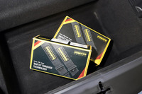 サーキット走行時の安全性を高める「クラブスポーツパッケージ」を選択すると、ロールケージやホルダー付きの消火器などに加え、運転席用の6点式シートベルトも用意される。試乗車には助手席用も含め、2セットが搭載されていた。