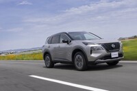 プラットフォームはルノー・日産・三菱が共同開発(主導は日産)した「CMF-CD」。軽量かつ高剛性が売りだ。足まわりはフロントがマクファーソンストラット式でリアがマルチリンク式。