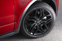 試乗車のタイヤは「コンチネンタル・コンチクロスコンタクト」で、サイズは245/45R20。サテンブラックのアロイホイールはオプションのブラックデザインパックに含まれている。