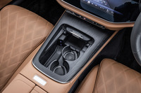 ブラックのオープンポアウッドセンタートリム内に、2つのカップホルダーと2口のUSB Type-C端子、Qi規格のワイヤレス充電器などが配置される。