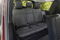 「ディフェンダー130」に備わる3人掛けの3列目シートは、市販されるSUVで唯一となるアイテム。背もたれには40:20:40の分割可倒機構が備わり、座面は高くはないが体育座りになるほど低くもなく、大人が座れるスペースが確保されている。シートの左右にはドリンクホルダーも備わる。