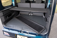 デッキサイドトリムにはポケットに加えて上下2本のスリットが備わっており、純正アクセサリーのラゲッジボード(2枚)を通せば、ラックやテーブル、トノカバーとして使うことができる。