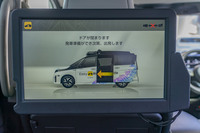 乗員の前方には運行状況を示すスクリーンが搭載されている。シートベルトを装着すると電動スライドドアが自動で閉まる。