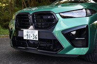 「X6 Mコンペティション」ではキドニーグリル周辺とバンパーのブラックアクセントが「M60i xDrive」よりもさらに広範囲に及んでおり、両者のちがいがひと目でわかる。バンパーはX6 Mコンペティション専用のデザインで、圧倒的な存在感とダイナミズムを表現したという。