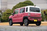 グレードは「ハイブリッドG」「ハイブリッドGターボ」「ハイブリッドX」「ハイブリッドXターボ」の4種類で、それぞれにFFと4WDが用意される。