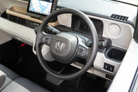 ステアリングホイールはすっきりとした形状の2本スポークタイプ。本革巻きは「カスタム」のみで、スタンダードモデルは全車ウレタンとなる。