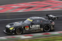 GT300クラスも大逆転の劇的なレース展開に。予選15位だったNo.65 LEON PYRAMID AMG(蒲生尚弥/篠原拓朗)がトップでゴールし、2連勝を決めた。