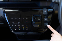 ピアノブラックのセンターパネルに並ぶ空調スイッチはタッチ式。ドライバー側には電動パーキングブレーキやワンペダルドライブの操作スイッチ、「マイパイロット パーキング」のスイッチがレイアウトされる。