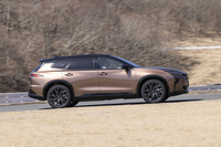 ボディーサイズは全長×全幅×全高=4930×1880×1625mmで、ホイールベースは2850mm。「クロスオーバー」と同じホイールベースに「スポーツ」と同じ全幅を組み合わせている。