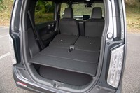 リアシートの背もたれを倒すと、デッキボードからフラットな空間が広がる。ボードの下段は個別に使えるところがうれしい。