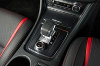 コラムシフトを採用するほかの「GLA」シリーズとは異なり、「GLA45」のシフトセレクターはセンターコンソールに備わる。その手前には走行モードを切り替える「AMGダイナミックセレクト」のダイヤルが設置される。