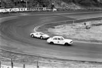 1964年の第2回日本グランプリにて、式場壮吉の「ポルシェ904」を従えて走る生沢 徹の「プリンス・スカイラインGT」。