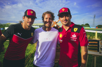 2022年限りでF1を引退したセバスチャン・ベッテル(写真中央)が来日。生物多様性を世に知ってもらうためのプロジェクト「BUZZIN' CORNER」の一環として、鈴鹿サーキットの2コーナーに“蜂の小屋”を建て、フェラーリのシャルル・ルクレール(同右)、カルロス・サインツJr.(同左)をはじめとする現役ドライバーや関係者を招いて小屋をペイントしてもらうという企画が催された。また2コーナーの縁石は、蜂の柄にちなんで黒と黄色のカラーに塗られた。4冠王者のベッテルは、引退後、環境問題に積極的に関わっており、英国グッドウッドや地元ドイツのニュルブルクリンクなどでカーボンニュートラルの燃料を使った古いF1マシンのデモランを実施するなど啓発活動を行っている。(Photo=Ferrari)