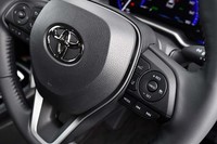運転支援システム「Toyota Safety Sense」は「カローラ クロス」全車に備わる。トヨタ車のなかでは最新バージョンではなく、現時点で交差点における対向直進車の検知等には対応していないものの、自転車(昼間)や歩行者(昼夜)も検知可能なプリクラッシュセーフティーや、オートマチックハイビーム、ロードサインアシストなどが含まれる。
