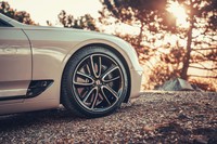 フロント車軸を従来モデルよりも135mm前に出すことで、よりラグジュアリーカーらしいプロポーションを手にした。