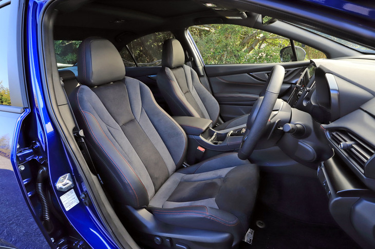 「GT-H/GT-H EX」のシートはトリコットとファブリックのコンビタイプが標準だが、オプションでスエード調表皮のシート(写真)も用意される。