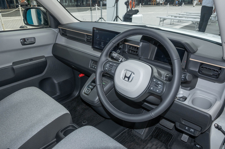 最近のホンダ車らしくキャビンは過度な装飾を抑えた居心地のいい空間に仕上がっている。シャシーやボディーの基本は「N-ONE」と同じだが、ステアリングホイールをドライバーに近づけて運転しやすさに配慮している。
