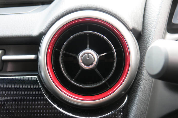 マツダ2ブラックトーンエディション MAZDA SPEEDスタイリングセット装着車(エアコンルーバー)