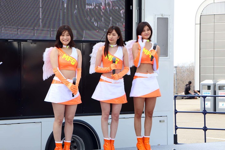 メインステージには、モーターファンフェスタアンバサダーを務めた「MFGエンジェルス」が登壇。彼女たちは、『週刊ヤングマガジン』で連載中のしげの秀一氏の漫画『MFゴースト』に登場するレースクイーンを現実化させたグループ。当日は、橘 花凛さん、林ゆめさん、農海姫夏さんの3名が参加した。