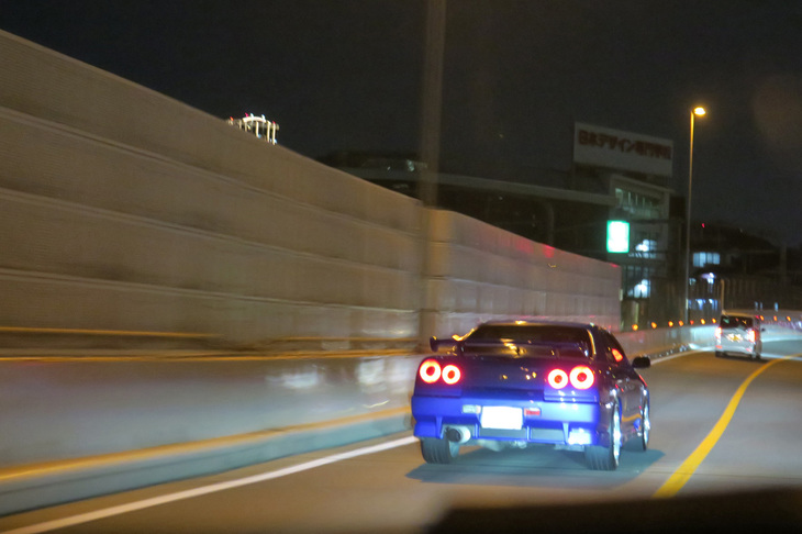 首都高を走行中に「R34 GT-R」を発見。すぐさま追撃態勢に入り、しばし後方で独特なスタイリングを堪能した。