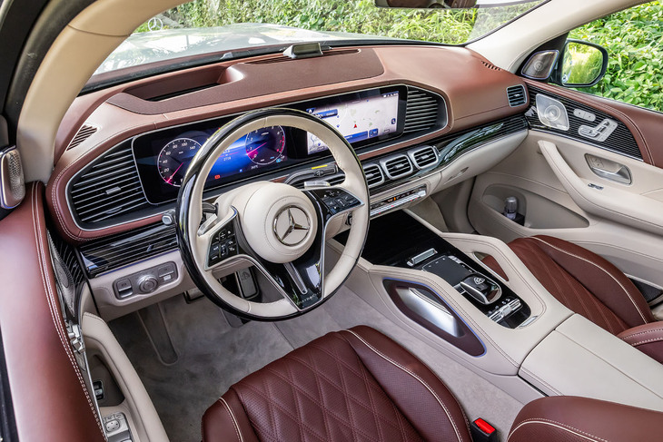 ナッパレザーやウッドパネルが用いられるぜいたくな運転席まわりも「マイバッハGLS」の特徴。今回の試乗車は23万円の有償オプションとなる「ハイグロスブラックフローイングライン ピアノラッカーウッドインテリアトリム」の内装が選択されていた。