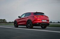 「アルファ・ロメオ・ステルヴィオ」のグリルやランプが新デザインに 限定車「ロッソ スペチアーレ」も登場の画像