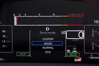 ドライブモードは「カスタム」「スポーツ」「ノーマル」「エコ」の4種類。横バータイプのタコメーターが特徴的なこちらはスポーツモード時のメーターパネル。