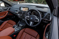 「マルチファンクションMスポーツレザーステアリングホイール」は「X3 M40d」に標準装備されるアイテム。試乗車はオプションの「イノベーション・パッケージ」を装備し、ジェスチャーでオーディオなどがコントロール可能だった。