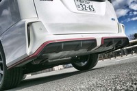 ディフューザー形状をした専用のリアバンパーが装着される。マフラーにも専用チューンを受けており、主に加速時のエキゾーストサウンドに迫力を増している。