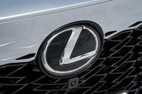 オプションの寒冷地仕様にはウインドシールドデアイサー等に加えて、レーダーが内蔵されるフロントのレクサスエンブレムの熱線も含まれている。