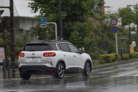 リアサスペンションにはマルチリンク式を採用。バンプストップラバーの代わりにセカンダリーダンパーを備えた「プログレッシブハイドローリッククッション」を使うのは純エンジンモデルと同じ。