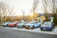 これからの自動車技術を考えるうえでは欠かせないEVですが、単に内燃機関車の代替になるだけではなく、内燃機関車では実現できない瞬発力や加速力は大きな魅力です。今回は5台の高性能EVをテストに連れ出し、“ハイパフォーマンスEV”の実力に迫ります。(photo:田村孝介)