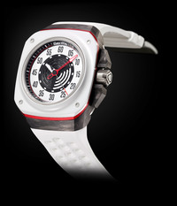 セラミック、フォージド・カーボン、アルミニウムを組み合わせたケースにチタン製のリュウズ、パンチング加工のラバーストラップを組み合わせたスポーティーな3針モデル。ストラップ&バックル込みで約110gという軽量さも大きな魅力。ムーブメントは信頼性抜群の日本製(MIYOTA8215)。ケース径44×48.5mm、100m防水。カラーバリエーションは全3タイプ。6月1日より全国の時計専門店10店舗で発売中。