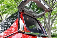 テールゲートの上部のみを開閉できる「デュアルバックドア」。先代モデルから採用される便利機能で、狭い場所での荷物の積み下ろしなどに重宝する。