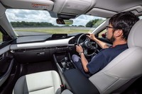 ドライビングポジションでは、体の上下方向中心線と同一線上にステアリングホイールのセンターがあり、なおかつその中心線の左右対称となる位置に、アクセルペダルとフットレストが配置されている。